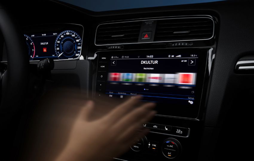 Sistemi a comandi gestuali: sulla nuova Volkswagen si può cambiare stazione radio o scorrere il menu muovendo...l'aria. 