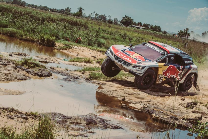 La Peugeot impegnata su fondi difficili nella Dakar 2017.