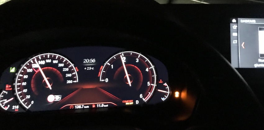 BMW X4 2019 quadro strumenti illuminato notturno