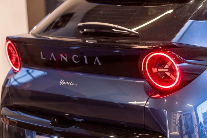 Lancia Ypsilon 2024 vista posteriore 