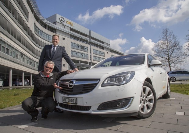 Opel record con un pieno di gasolio